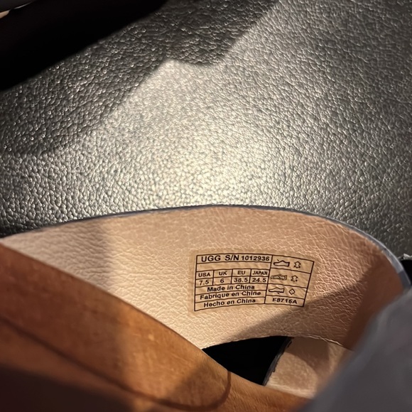 UGG Kari sandals, size 7.5 - Picture 6 of 7